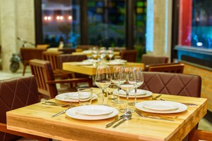 2 restaurants, breakfast, lunch, dinner served; international cuisine 