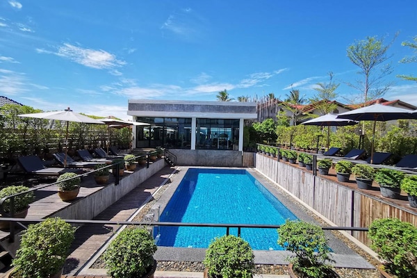 Kolam renang outdoor, dengan kursi berjemur