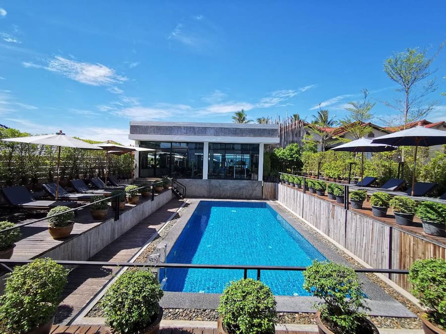 Piscine extérieure, chaises longues