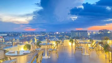 2 restaurants; breakfast, lunch, and dinner served