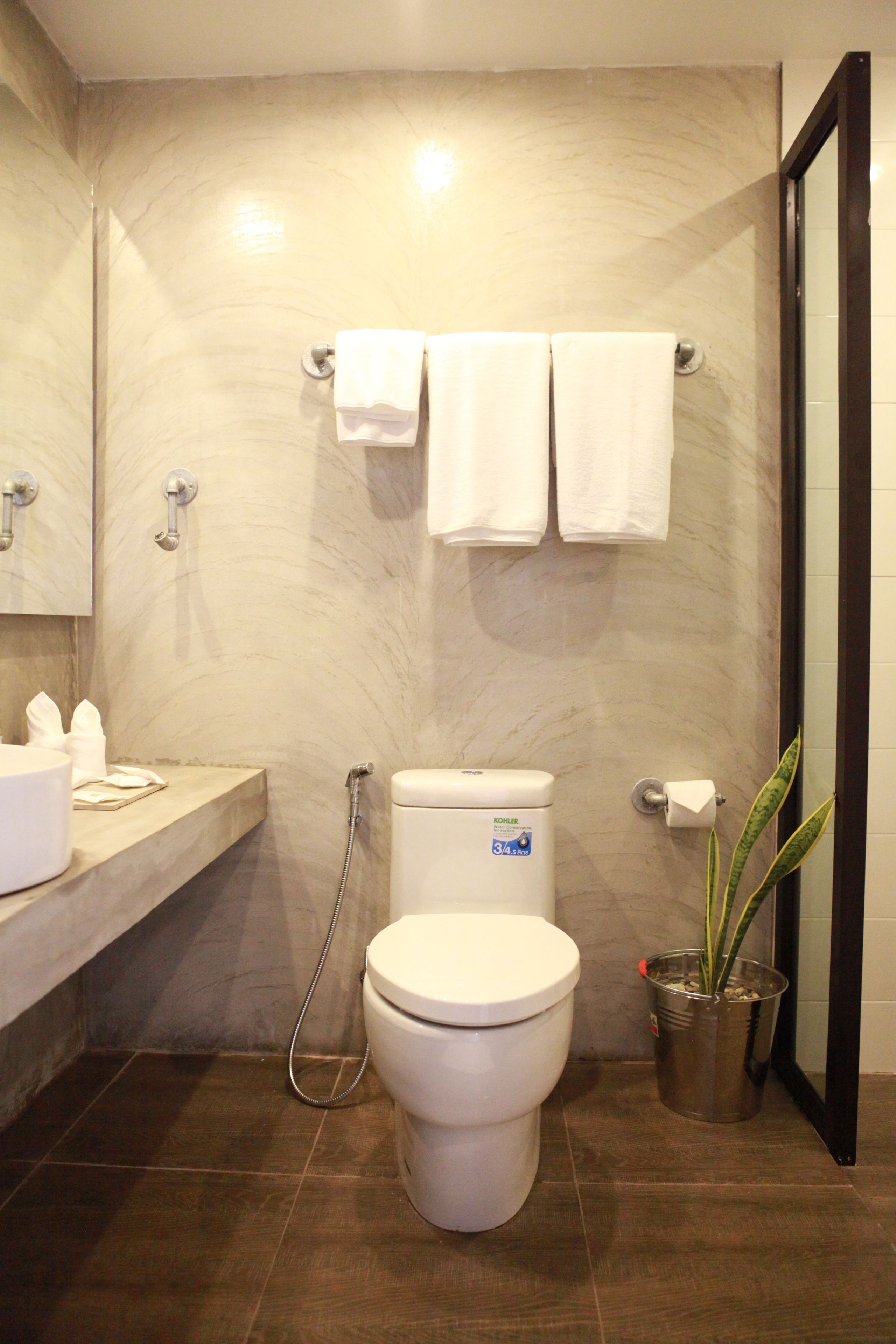 combined shower/bathtub, rainfall showerhead, free toiletries