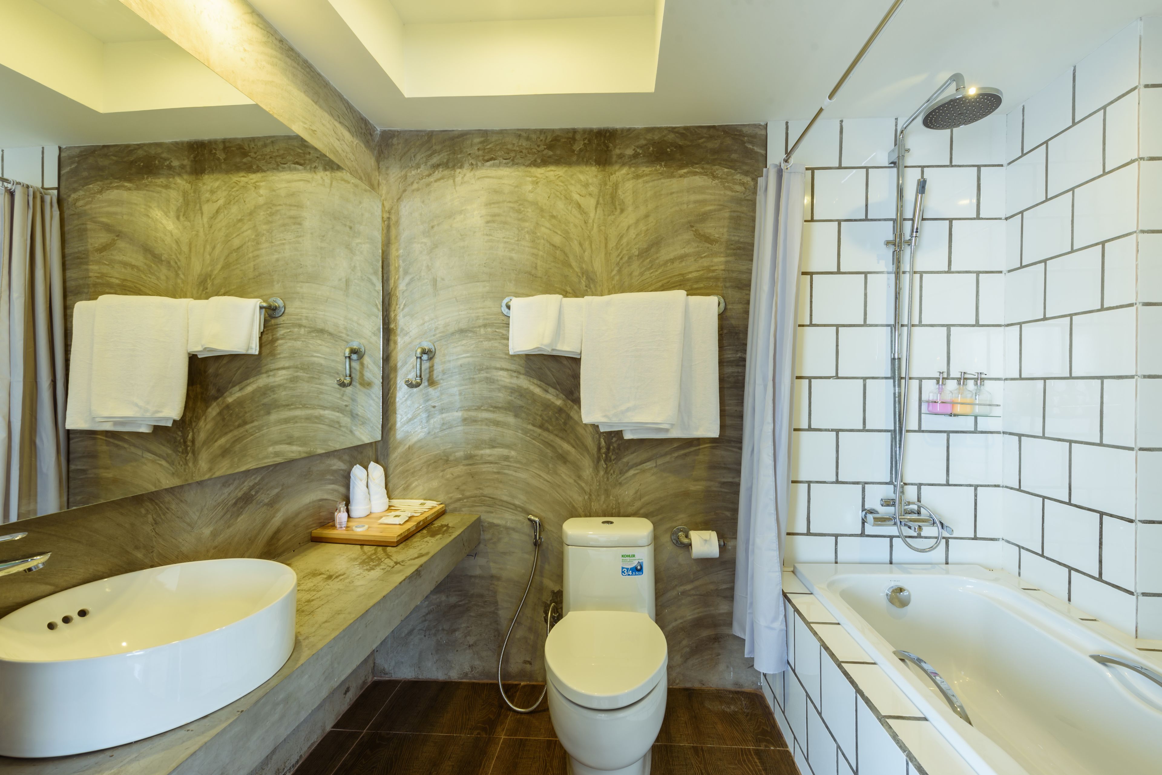 combined shower/bathtub, rainfall showerhead, free toiletries