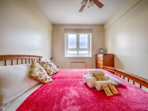 Apartamento superior, 1 quarto | Escrivaninha, espaço de trabalho para notebook, Wi-Fi de cortesia