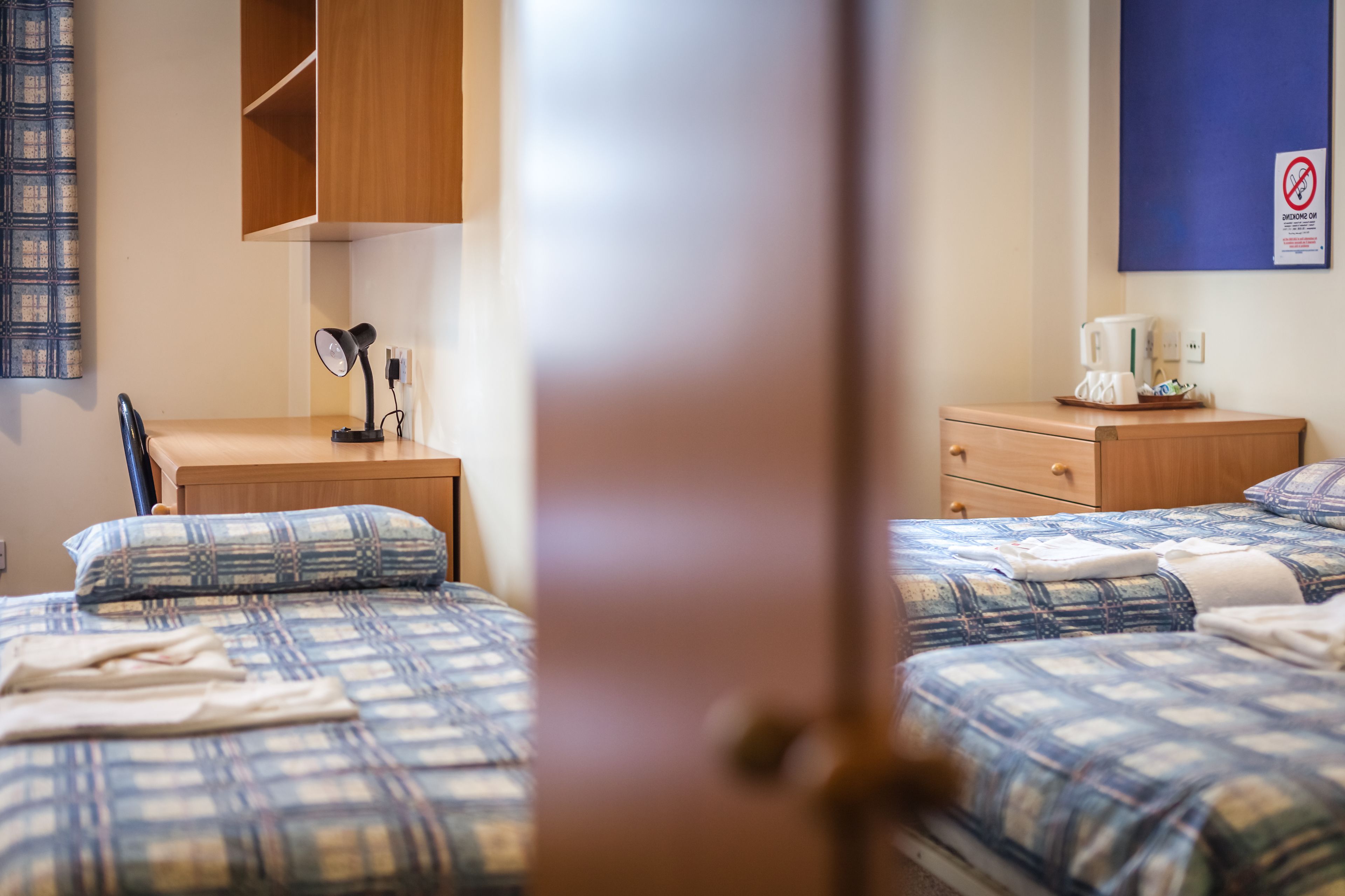 Una habitación de hotel con dos camas, un escritorio y una silla.