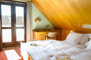 Economy Double Room, Private Small Bathroom | Individuell dekoriert, individuell eingerichtet, Bügeleisen/Bügelbrett