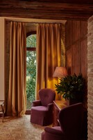 Cortinas blackout, wifi gratis y ropa de cama 