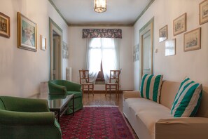 Apartamento, 2 quartos | Área de estar