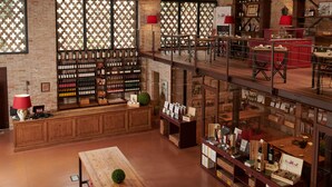 Una bodega con estantes de madera y mostrador de madera.