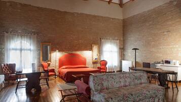 Studio | Blackout drapes, free WiFi, bed sheets