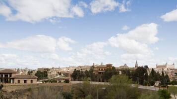 Un pueblo histórico con arquitectura antigua y cielo despejado.