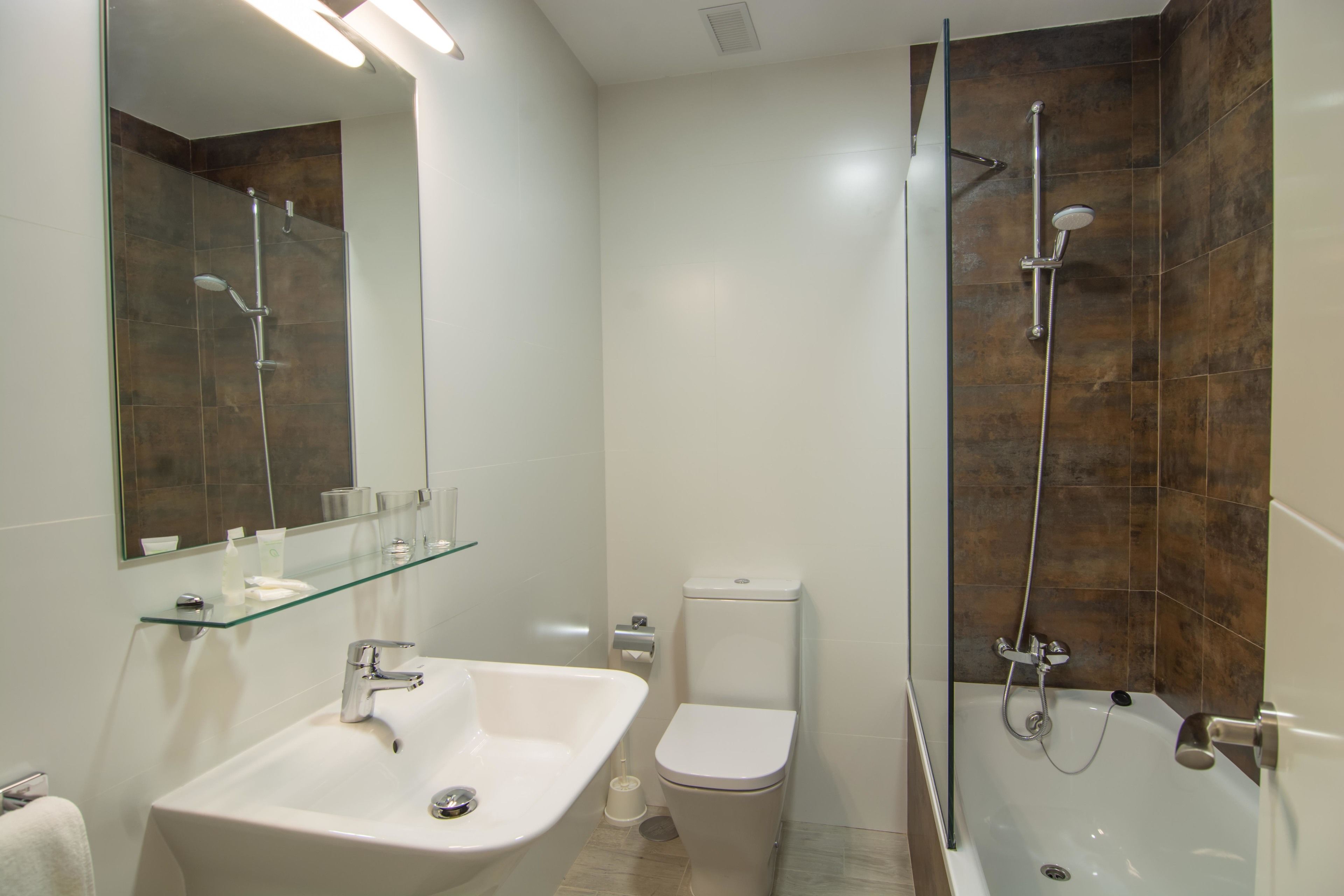 premium double room | bathroom | shower, free toiletries, hair dryer, towels