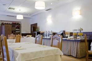 Desayuno buffet diario (EUR 8.90 por persona)