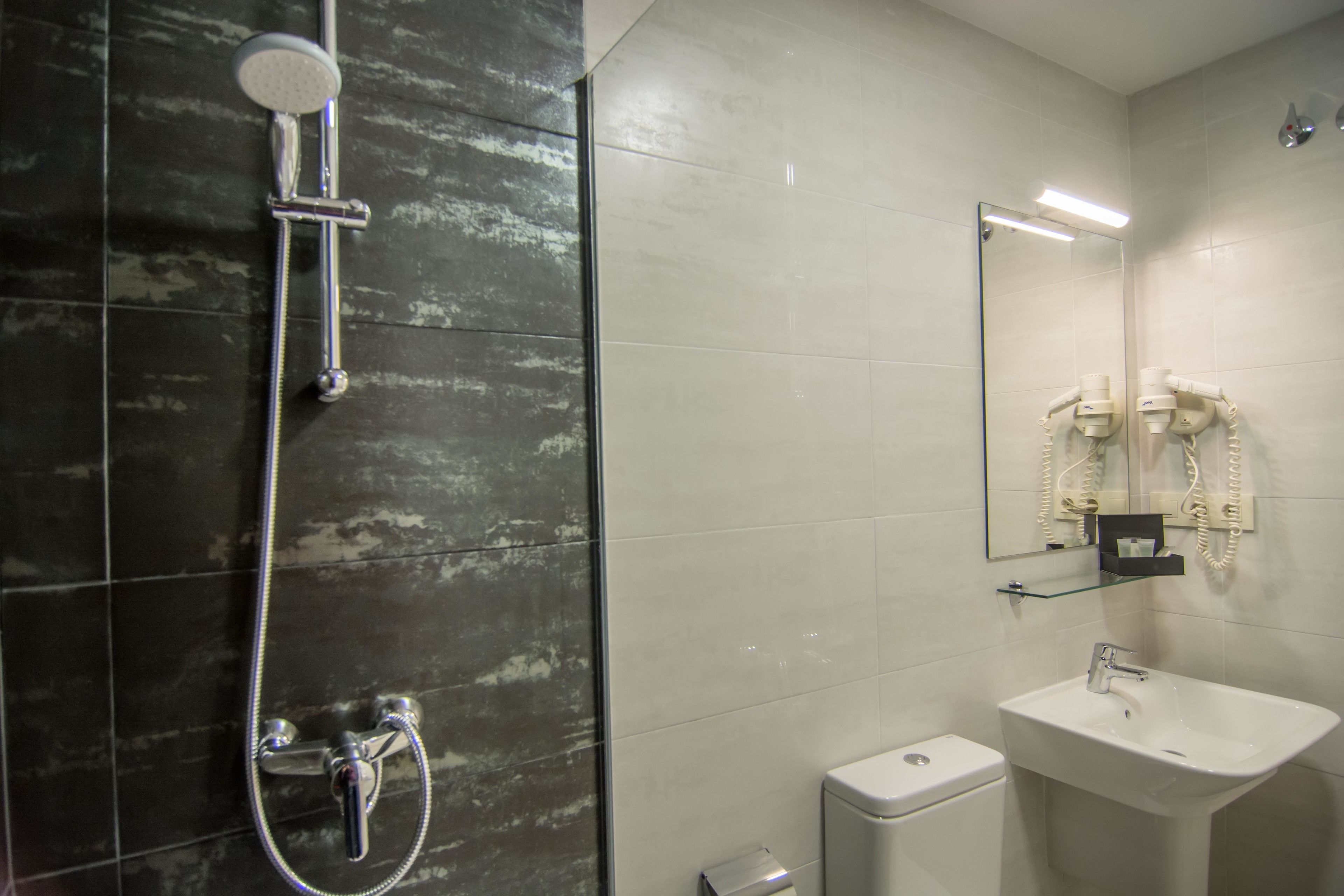 shower, free toiletries, hair dryer, towels