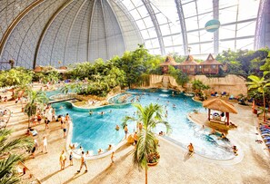 2 piscine coperte, 2 piscine all'aperto, servizio di salvamento in loco
