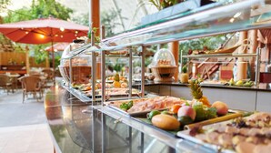Een buffet met diverse gerechten en een glazen vitrine.