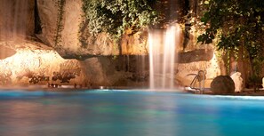2 piscine coperte, 2 piscine all'aperto, servizio di salvamento in loco