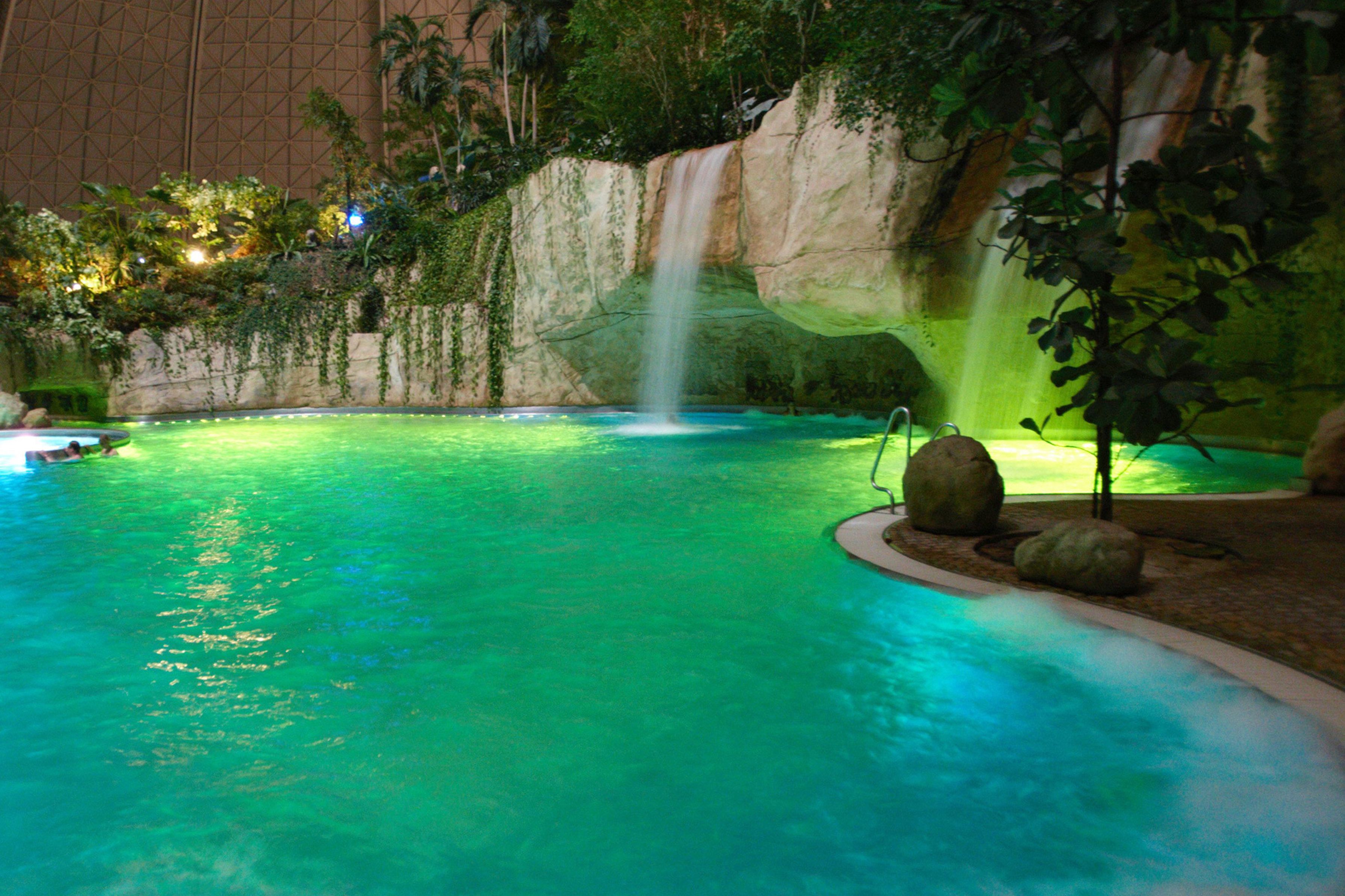 Air terjun kolam renang