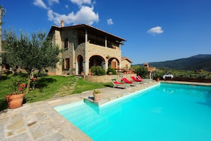 Outdoor pool, pool umbrellas, pool loungers - Villa Senaia (Castiglion Fiorentino)