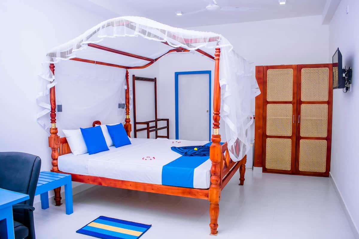 Chambre Luxe, 1 lit double, vue partielle sur la mer | Équipements de la chambre
