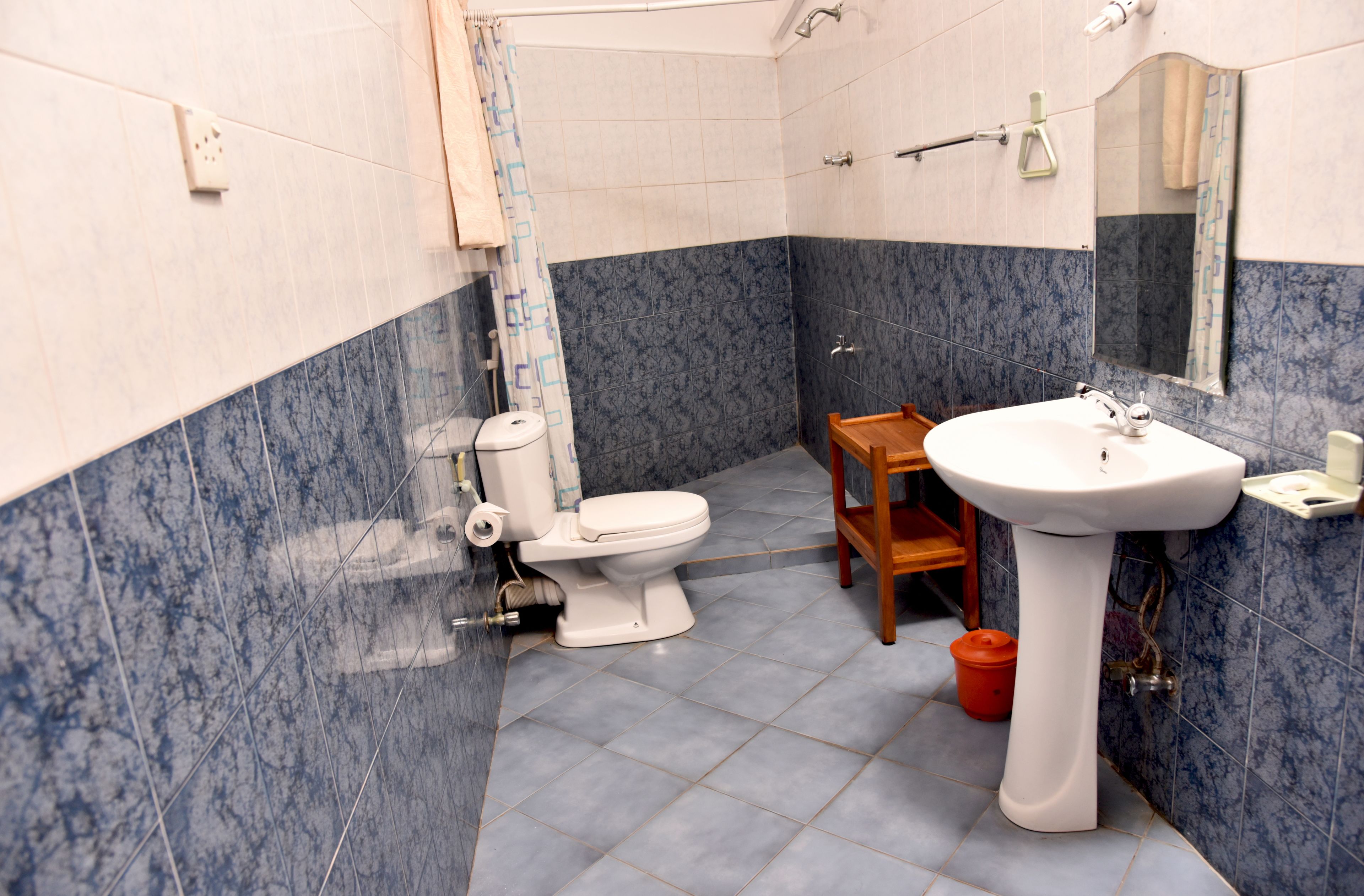 luxury villa, 2 bedrooms, garden view | bathroom | hydromassage showerhead, free toiletries, towels