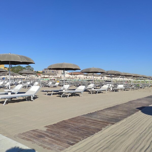 A beach with rows of sun loungers and umbrellas. - Susy (Rimini)