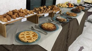 Ein reichhaltiges Buffet mit verschiedenen Backwaren und Desserts.