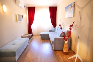 Suite de luna de miel, 1 cama doble | Zona de estar | Una televisión LCD