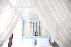 Suíte lua de mel, 1 cama de casal | Frigobar, cofres nos quartos, escrivaninha, Wi-Fi de cortesia