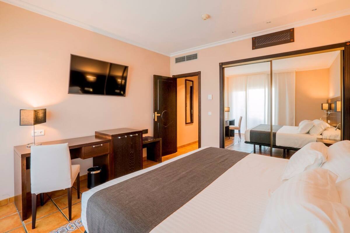 Busa memori, minibar, brankas, dan meja kerja