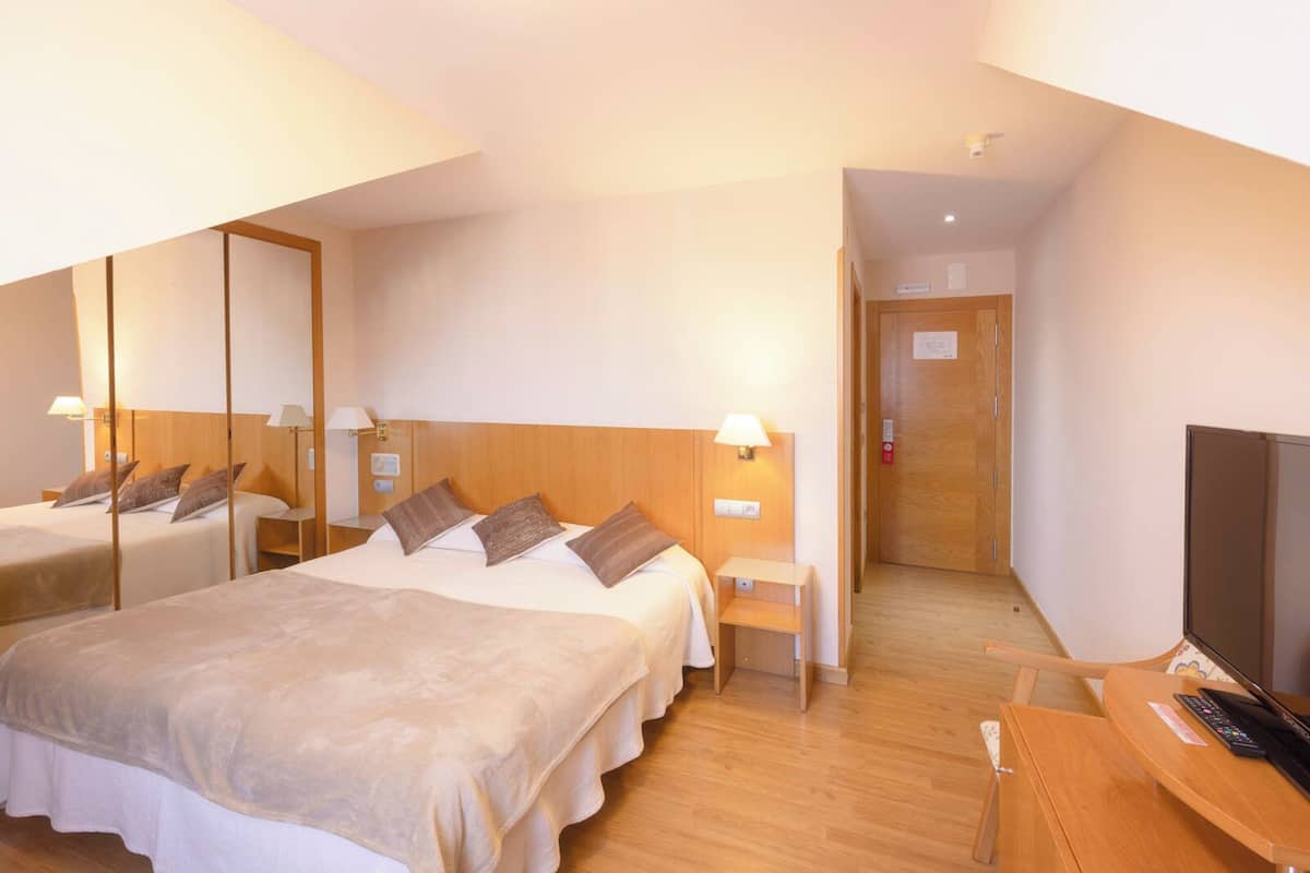 Een bureau, geluiddichte muren, gratis wifi, beddengoed