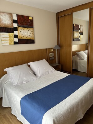 Escritorio, sistema de insonorización, wifi gratis y ropa de cama 