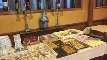 Colazione a buffet, servita tutte le mattine (8 EUR a persona)