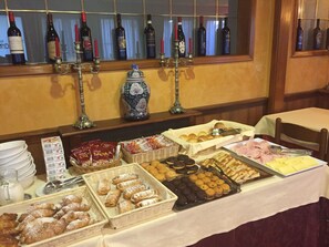 Desayuno buffet (EUR 8 por persona) 