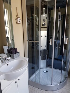 Standard Single Room, Ensuite | Bathroom | Free toiletries, towels - B&B Windsor (Hastiere)