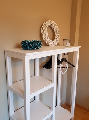 Quarto casal tradicional, 1 cama Queen, suíte, vista para o vale | Frigobar, escrivaninha, Wi-Fi de cortesia, roupa de cama