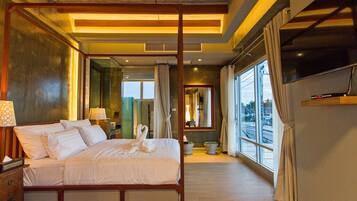 Grand Suite | Free minibar, in-room safe, desk, blackout drapes