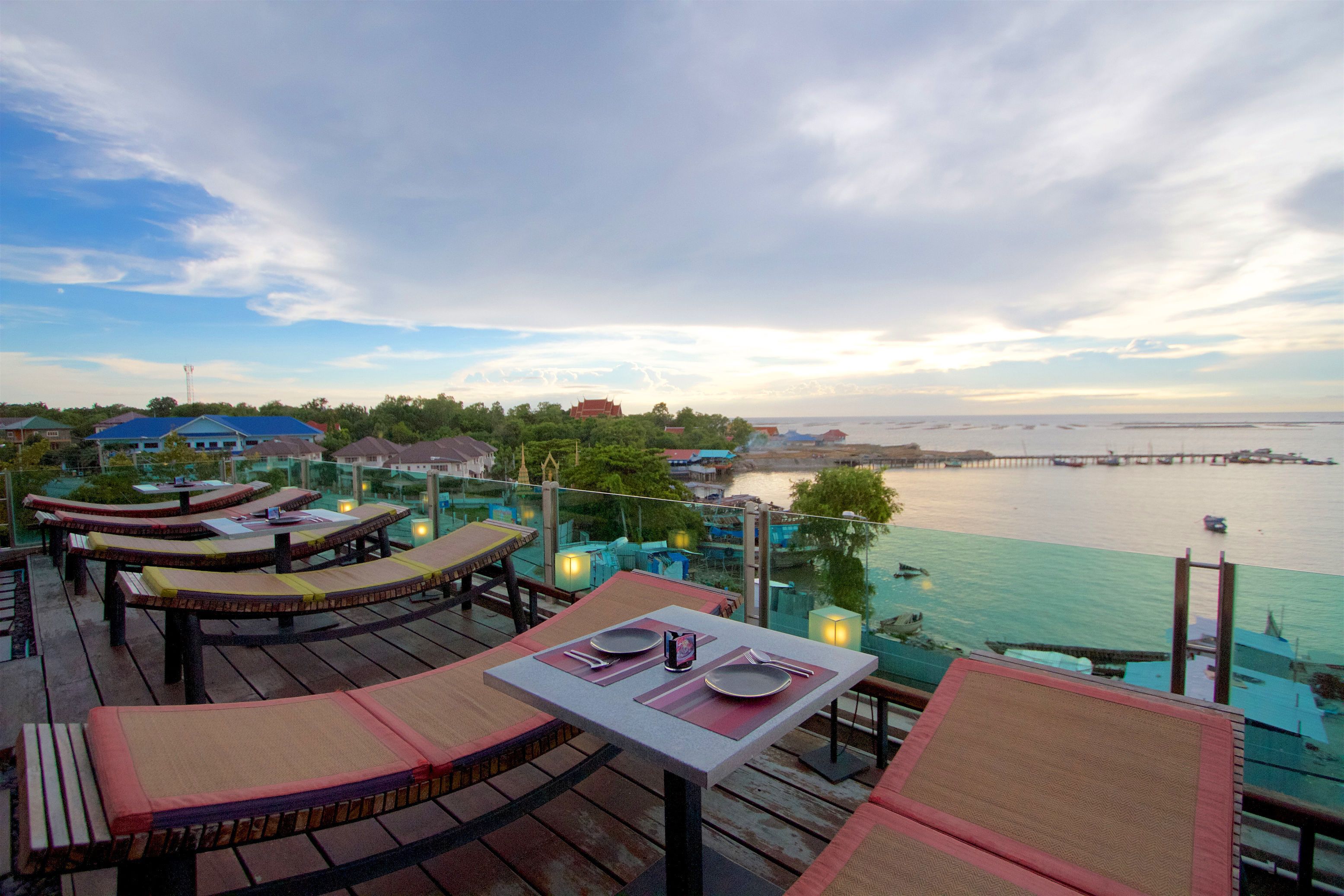 Breakfast, lunch, dinner served; Thai cuisine 