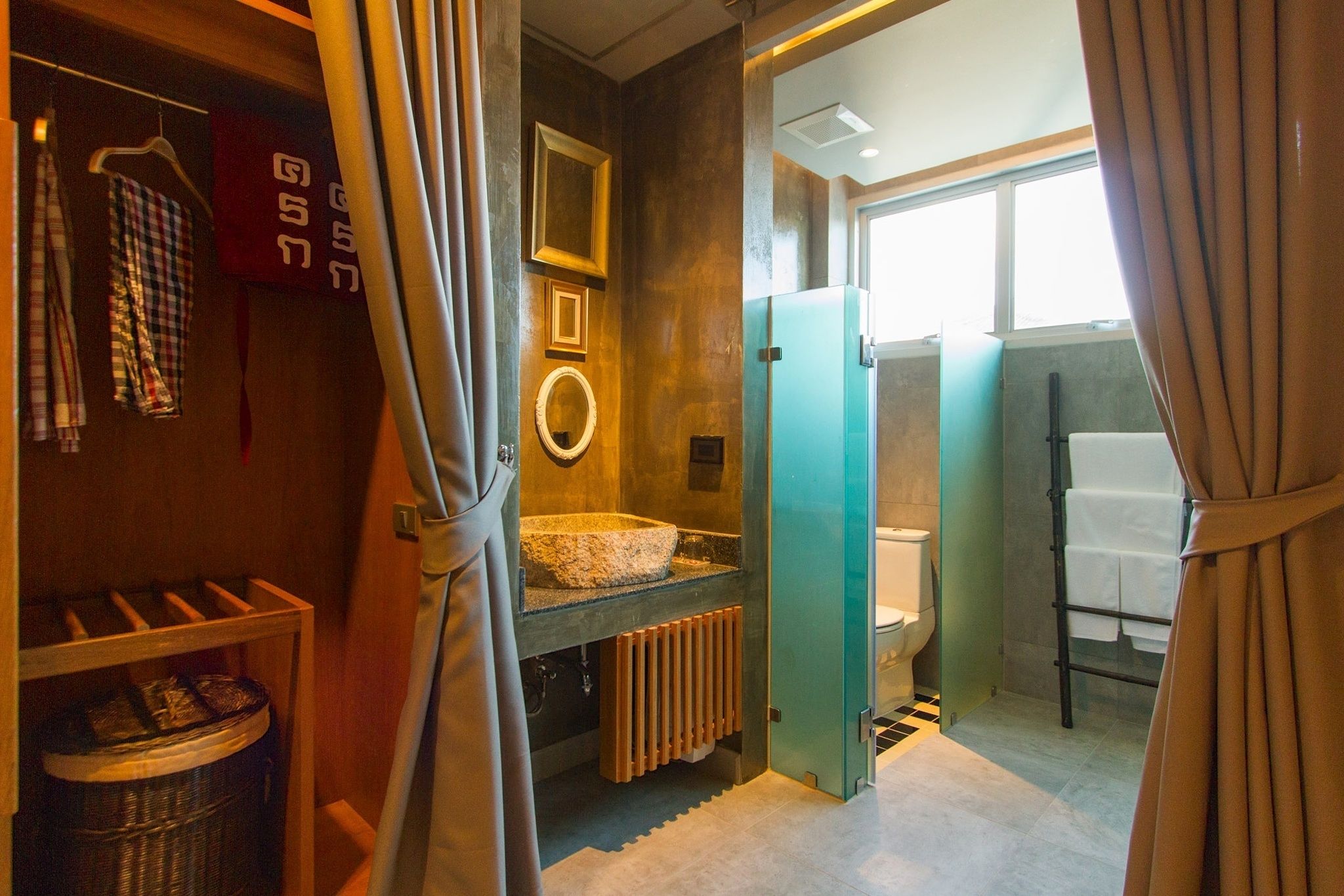 A modern bathroom with a freestanding bathtub, a large mirror, and a sink with a granite countertop.