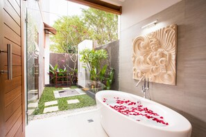 Bañera con ducha, artículos de tocador gratuitos, secador de pelo, batas