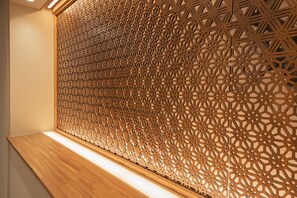 Un panel de madera con diseños geométricos detallados.