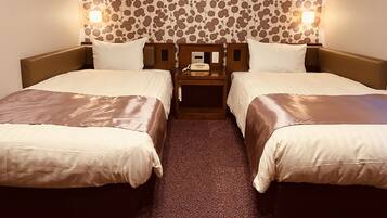 Quarto duplo, para fumantes | Escrivaninha, ferros/tábuas de passar roupa, Wi-Fi de cortesia