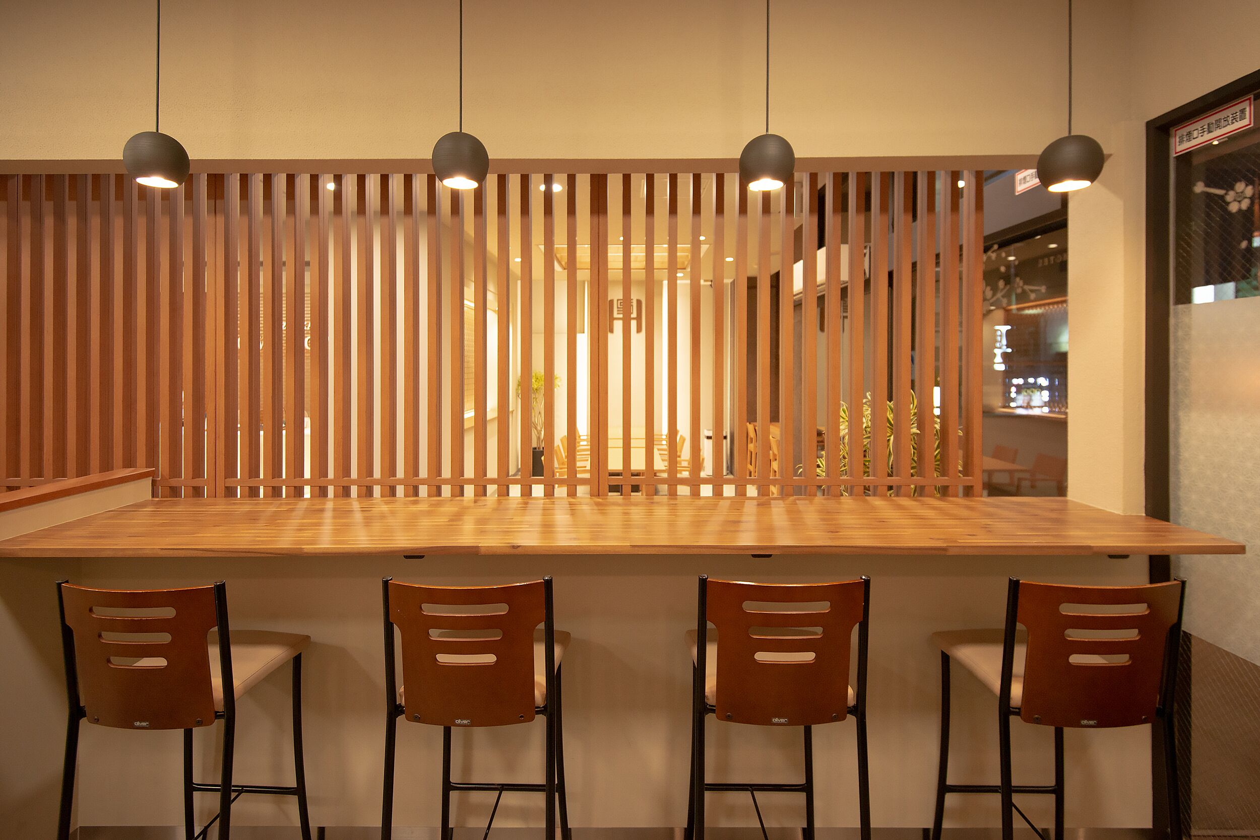 Een moderne eetruimte met een houten tafel en vier stoelen.