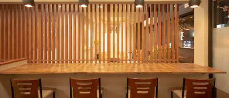 Een moderne eetruimte met een houten tafel en vier stoelen.