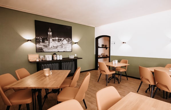 Petit déjeuner buffet (8.50 EUR par personne)