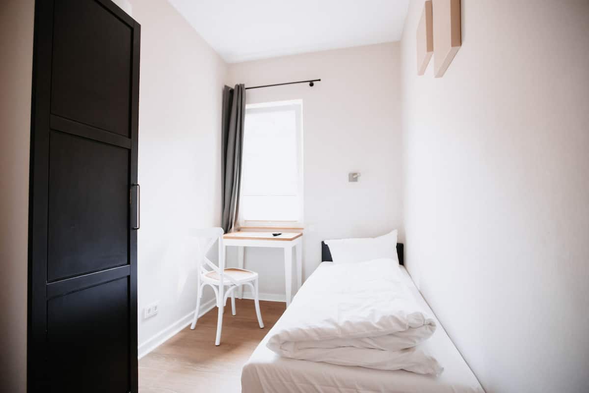 Single Room, Shared Bathroom (with private shower)
