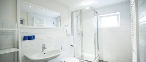 Departamento, 2 habitaciones, baño privado | Baño | Secadora de cabello, toallas, jabón, shampoo