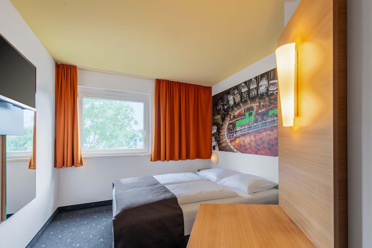 双人房 | 办公桌、隔音、免费 WiFi、床单