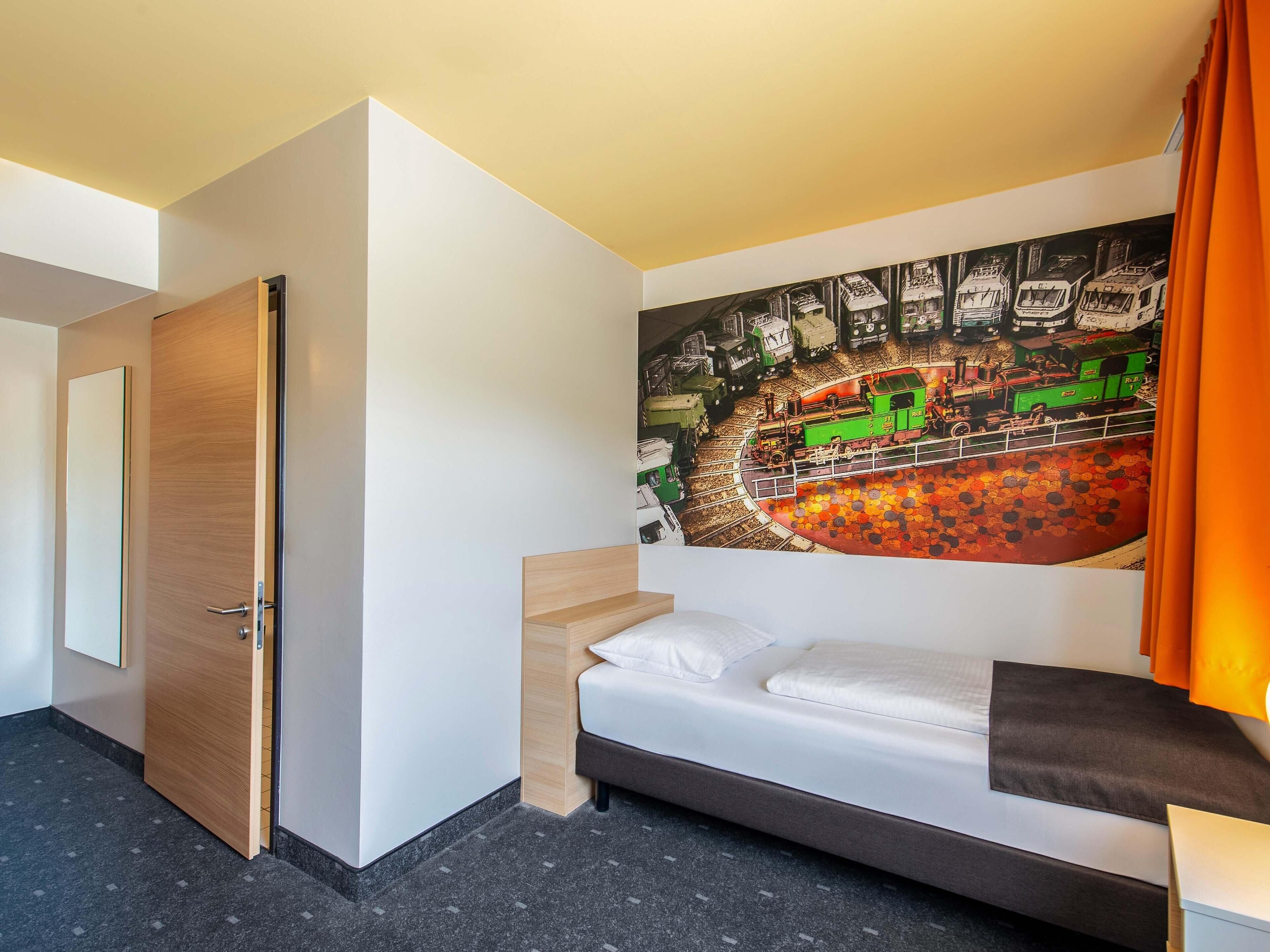 Desk, soundproofing, free WiFi, bed sheets