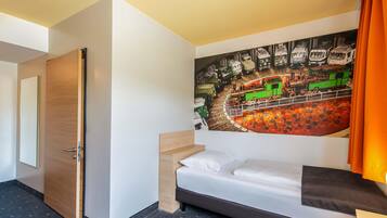 Desk, soundproofing, free WiFi, bed sheets