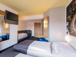 Een bureau, geluiddichte muren, gratis wifi, beddengoed